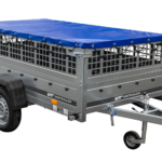 Einachsiger Anhänger auf Blattfedern 264×125 UNITRAILER GARDEN 264/R KIPP mit Gitterseitenwänden, H-0-Rahmen und blauer Plane
